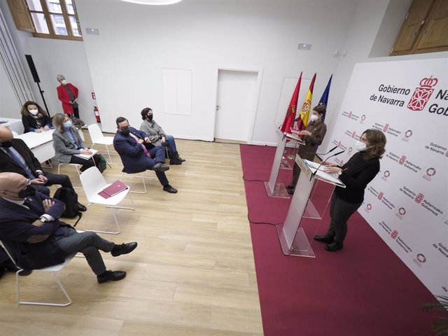 La presidenta del Gobierno de Navarra, María Chivite, y la vicepresidenta tercera y ministra para la Transición Ecológica, Teresa Ribera, en una rueda de prensa en Pamplona este lunes.