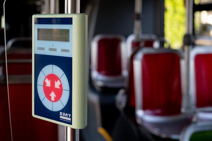 Máquina de validar en el interior de un autobús de la EMT Valencia.