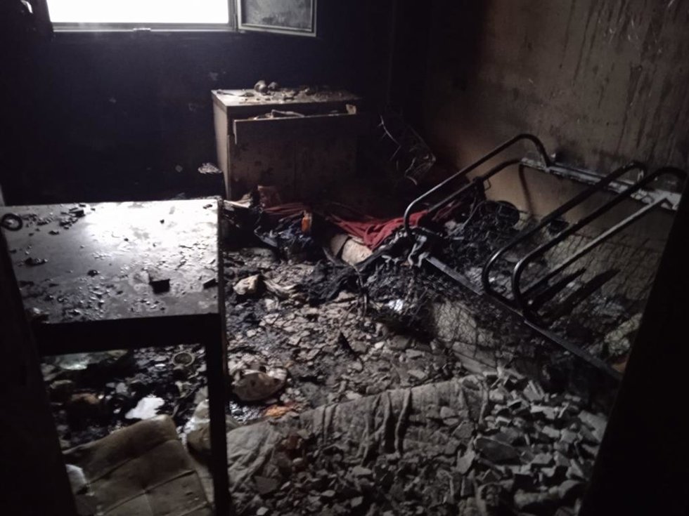 Restos de un incendio en un piso 'okupa', en la calle del Carmen, en Gijón