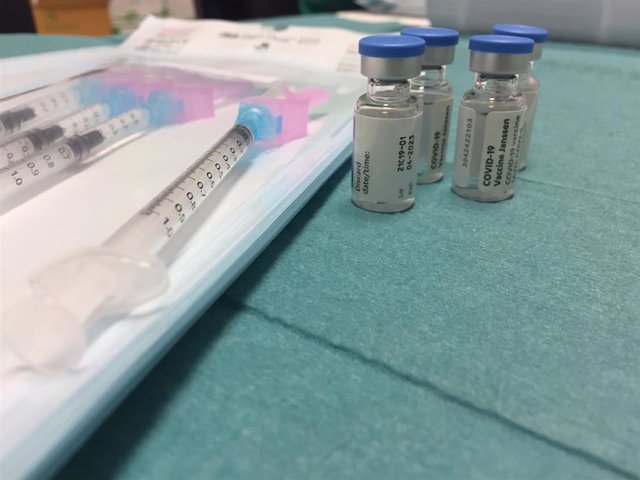 Archivo - Varias dosis de vacunas contra el coronavirus