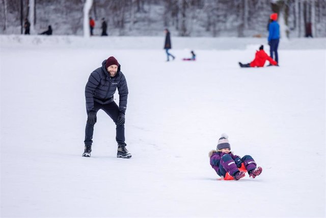 Personas jugando en un parque nevado de Estocolmo