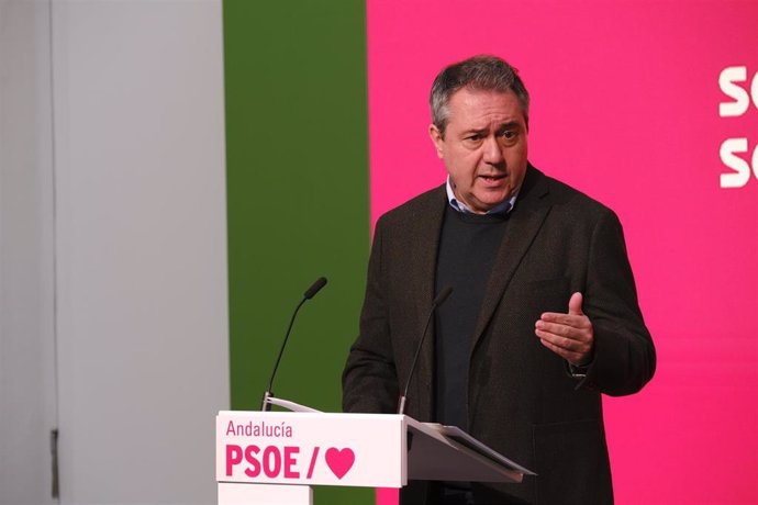 El secretario general del PSOE-A, Juan Espadas, en rueda de prensa este lunes en Sevilla.