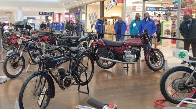 Exposición de motos en Vallsur