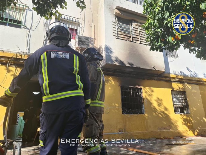 Bomberos actúan en un incendio en la calle Mejillón, en el barrio de San Jerónimo.