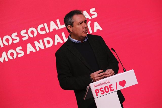 El secretario general del PSOE-A, Juan Espadas, en rueda de prensa en Sevilla.