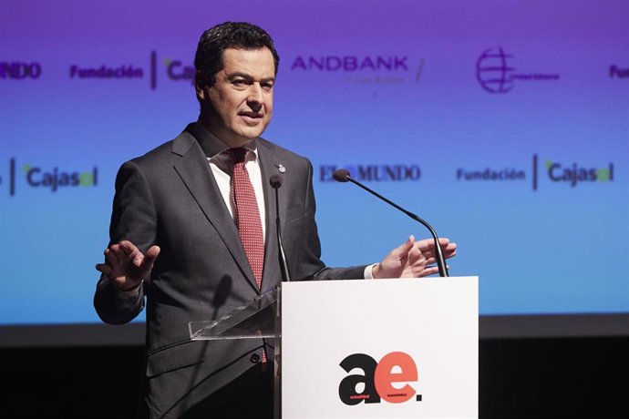 El presidente de la Junta, Juanma Moreno, durante la entrega del premio a la Trayectoria Empresarial al presidente de honor del Grupo Azvi, Manuel Contreras Ramos, por Actualidad Económica, a 10 de enero de 2022 en Sevilla (Andalucía, España)