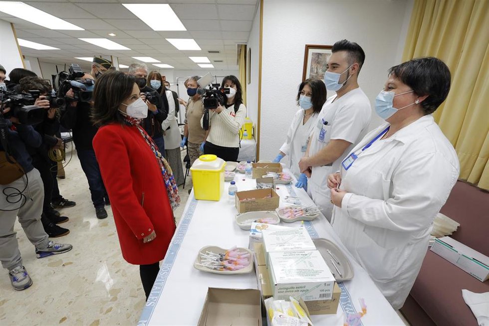 La ministra de Defensa, Margarita Robles, durante su visita a la Unidad de Vacunación del Hospital General de la Defensa, a 10 de enero de 2022, en Zaragoza, Aragón, (España).
