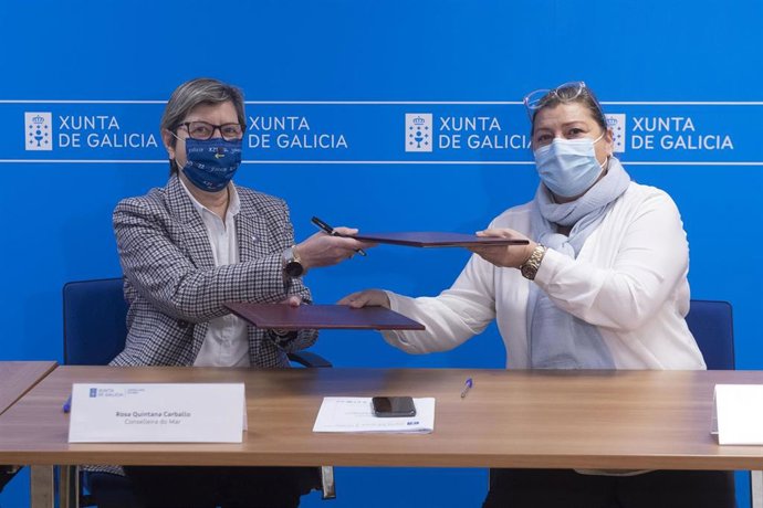 La conselleira do Mar, Rosa Quintana,y la presidenta do Consello Regulador do Mexillón de Galicia, Lina Solla, firman un convenio de colaboración