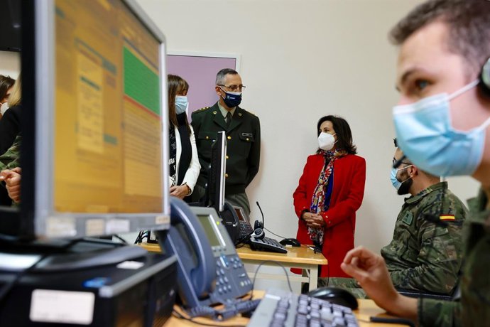 La ministra de Defensa, Margarita Robles (c), durante su visita la Unidad de Vacunación del Hospital General de la Defensa, a 10 de enero de 2022, en Zaragoza, Aragón, (España). En el marco de la Operación 'Baluarte', las Fuerzas Armadas colaboran con e