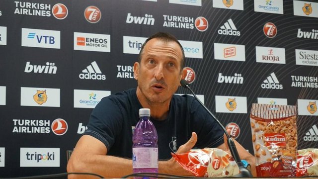 Archivo - El entrenador del Herbalife Gran Canaria, Salva Maldonado, en rueda de prensa.