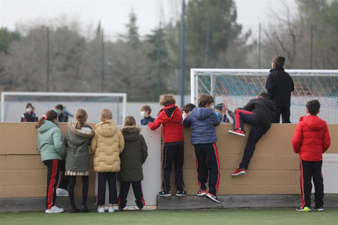 Varios niños juegan en el recreo durante el primer día de clase presencial tras la Navidad, en el Colegio Privado Alameda de Osuna.
