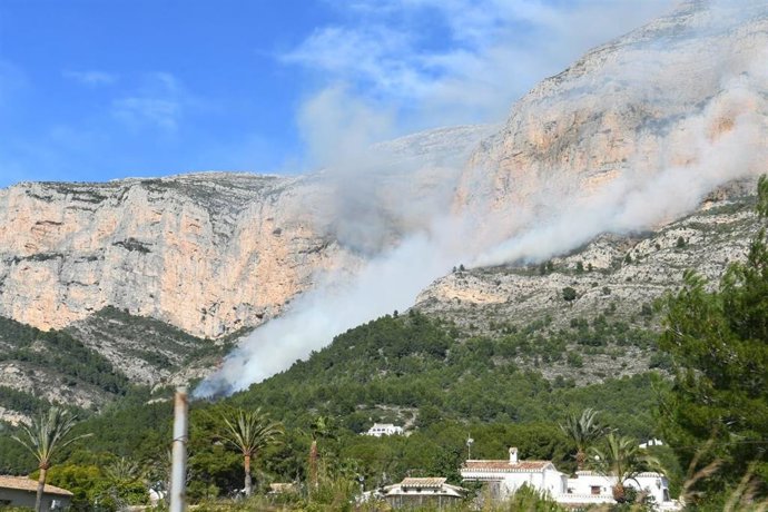 Declarado un incendio forestal en El Montgó en una zona próxima a viviendas