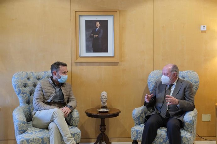 Reunión del presidente de Diputación y el alcalde de El Coronil.