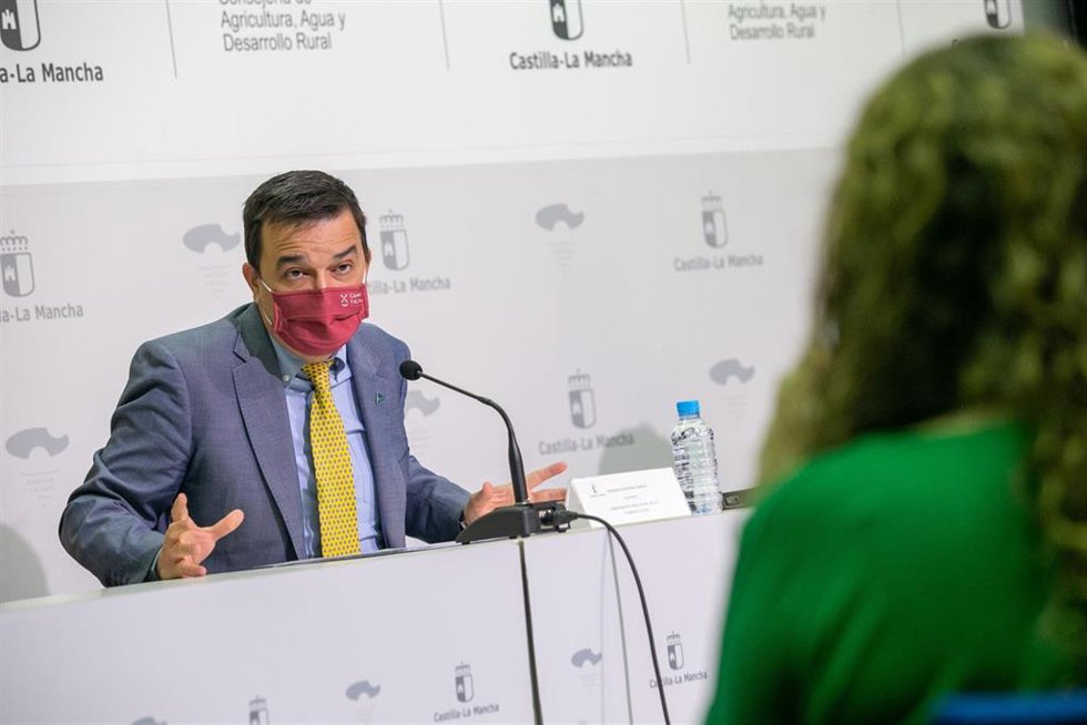 El consejero de Agricultura, Agua y Desarrollo Rural, Francisco Martínez Arroyo, se ha reunido con el secretario general de CCOO-Industria de Castilla-La Mancha, Ángel León, para tratar diferentes asuntos relacionados con el sector agroalimentario.