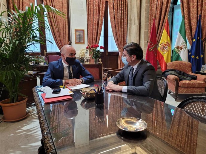 El portavoz de Cs en el Ayuntamiento de Sevilla, Álvaro Pimentel, en la reunión que ha mantenido con el alcalde de Sevilla, Antonio Muñoz.