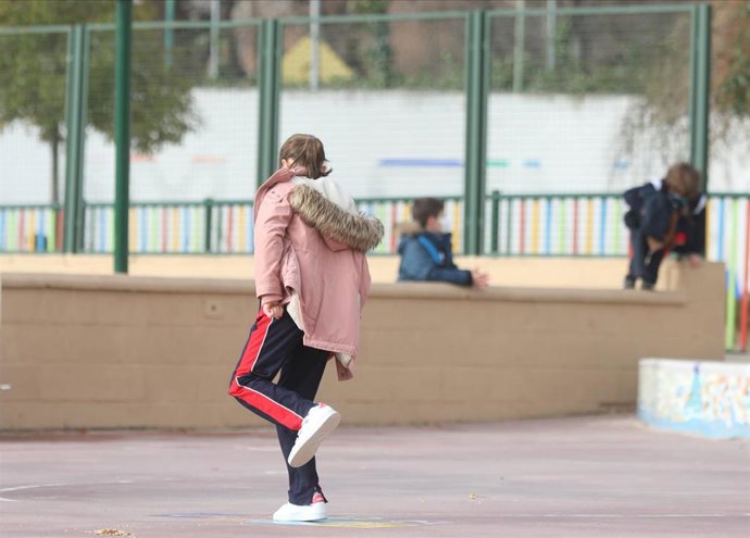 Una niña juega en el recreo durante el primer día de clase presencial tras la Navidad.