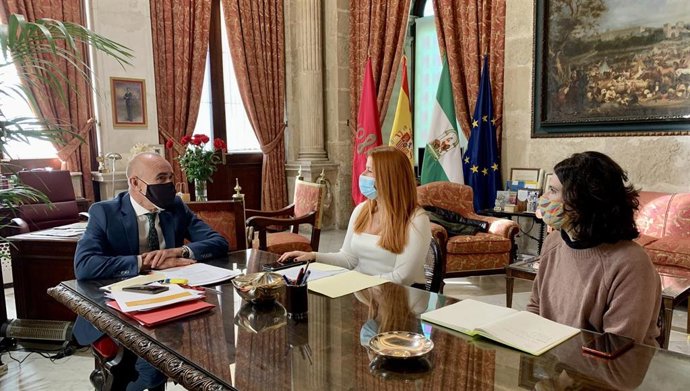 La secretaria general de Podemos Sevilla y concejal en el Ayuntamiento por Adelante Sevilla, Susana Serrano, en el transcurso de su reunión con el alcalde, Antonio Muñoz.