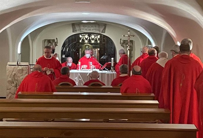Imagen del inicio hoy de la visita Ad limina con la celebración eucarística en el Sepulcro de San Pedro  