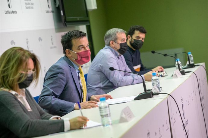 El consejero de Agricultura, Agua y Desarrollo Rural, Francisco Martínez Arroyo, se ha reunido con el secretario general de CCOO-Industria de Castilla-La Mancha, Ángel León, para tratar diferentes asuntos relacionados con el sector agroalimentario.