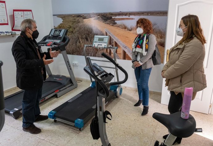 La presidenta de la Diputación Provincial de Huelva, María Eugenia Limón, con los responsables de Ancco.