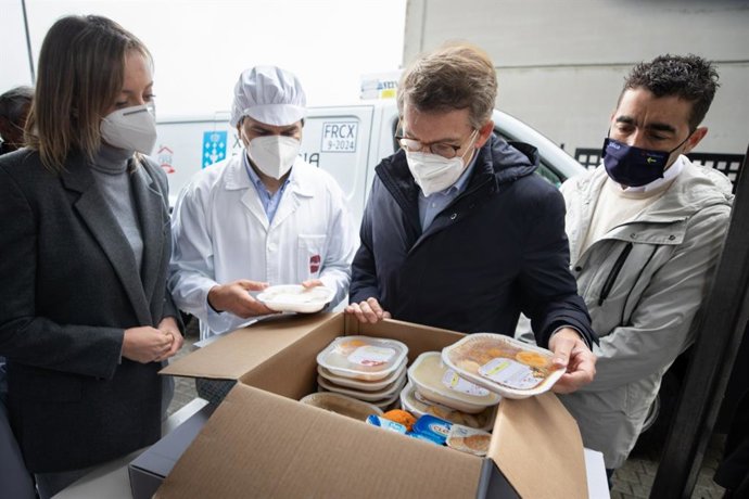 Feijóo y la conselleira de Política Social, Fabiola García, visitan las cocinas donde se elaboran los menús de 'Xantar na Casa'.