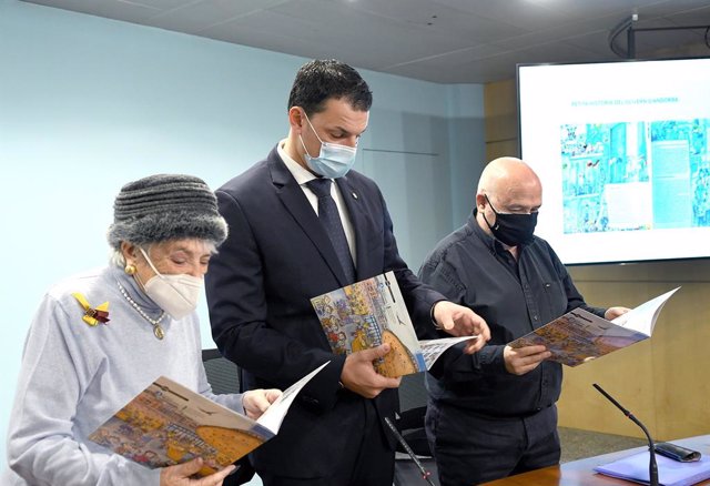 El ministre Jordi Gallardo, la il·lustradora Pilarín Bayés i l'historiador Joan Peruga amb el llibre 'Petita Història del Govern d'Andorra'