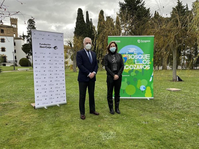 José Luis Rodrigo Escrig y Natalia Chueca tras la firma del convenio de colaboración, en el Campus Ibercaja