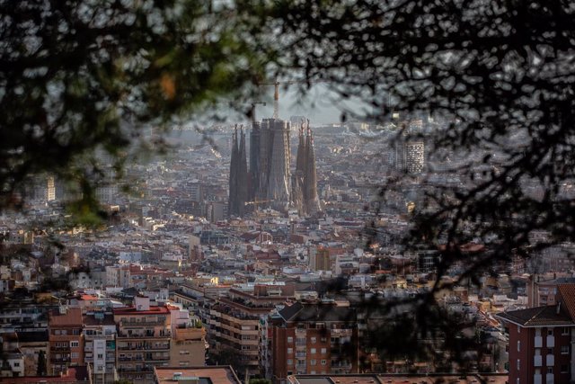 Archivo - Arxiu - Panoràmica de la ciutat de Barcelona i de la Sagrada Família