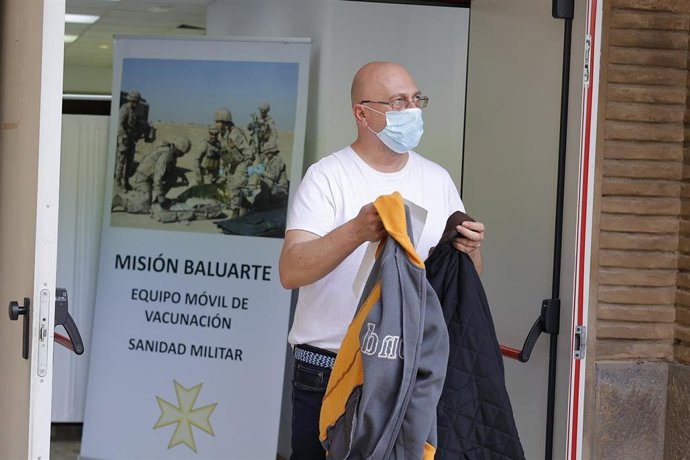 Un hombre después de vacunarse en la Unidad de Vacunación del Hospital General de la Defensa de Zaragoza.