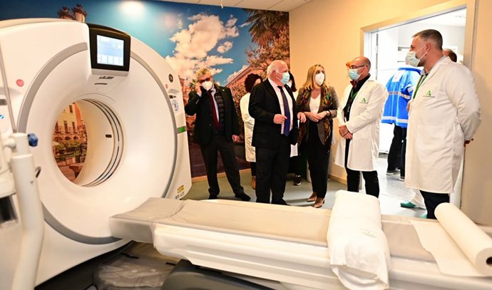 Los consejeros Jesús Aguirre y Marifrán Carazo junto al TAC adquirido el último trimestre del pasado año para el Hospital de Guadix.