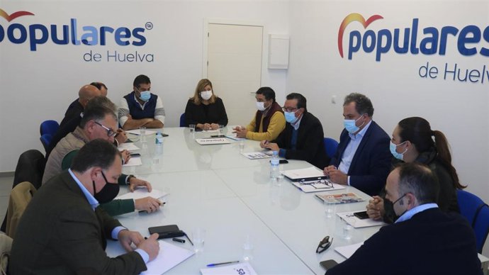 El presidente del PP de Huelva, Manuel Andrés González, mantiene una reunión con los diputados provinciales.