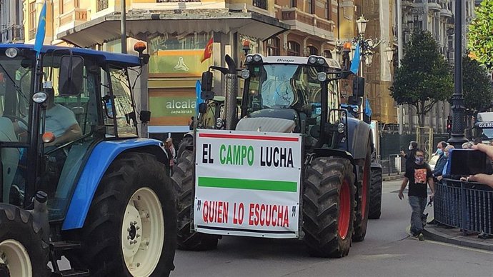 Fotos de manifestación ganadera en Oviedo del 29 de diciembre de 2021.