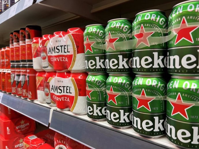 Latas de Heineken y Amstel en los lineales de supermercados