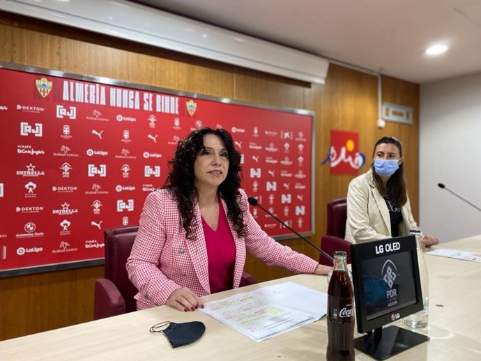 La consejera de Igualdad de la Junta de Andalucía visita la UD Almería.