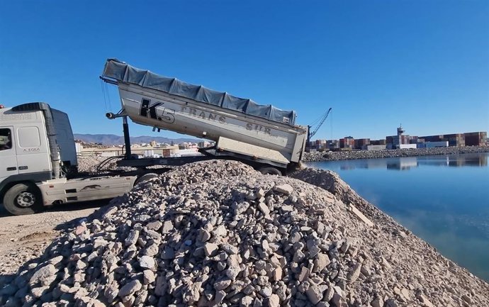 Un camión rellena con escombros la piscina del Puerto de Almería.