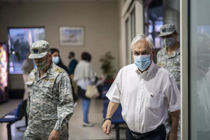 Archivo - Piñera llega a un hospital para recibir la vacuna contra la COVID-19