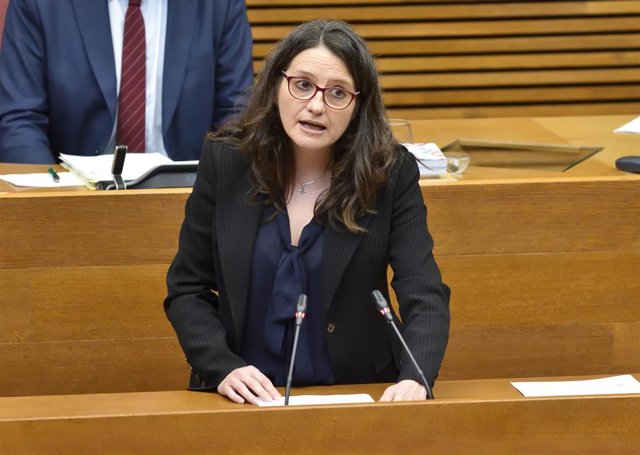 Archivo - Oltra interviene en la Diputación Permanente de Les Corts