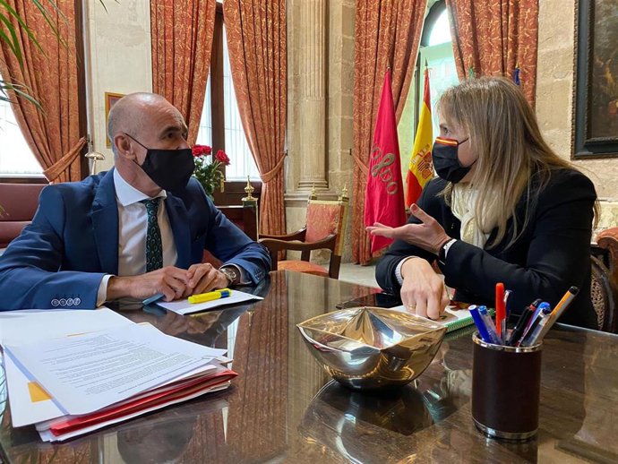 La portavoz de Vox en el Ayuntamiento de Sevilla, Cristina Peláez, en un momento de su reunión con el alcalde de Sevilla, Antonio Muñoz.