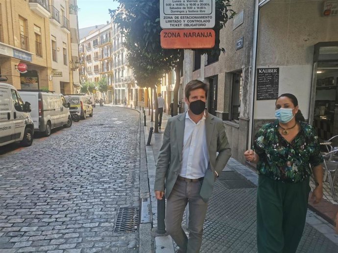 Guillermo Díaz, portavoz del grupo municipal de Cs en el Ayuntamiento de Huelva, y Noelia Álvarez, en la calle Palos de la Frontera.