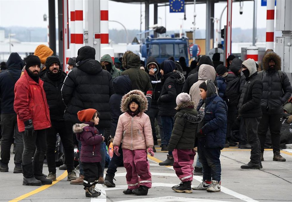 Archivo - Un grupo de niños en un campamento de refugiados en el paso fronterizo de Bruzgi-Kuznica Bialostocka, cerca de la frontera bielorrusa-polaca, a 15 de noviembre de 2021, en Bruzgi, (Bielorrusia).