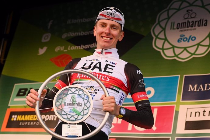 Archivo - Tadej Pogacar posa con su trofeo de ganador del Giro de Lombardia 2021