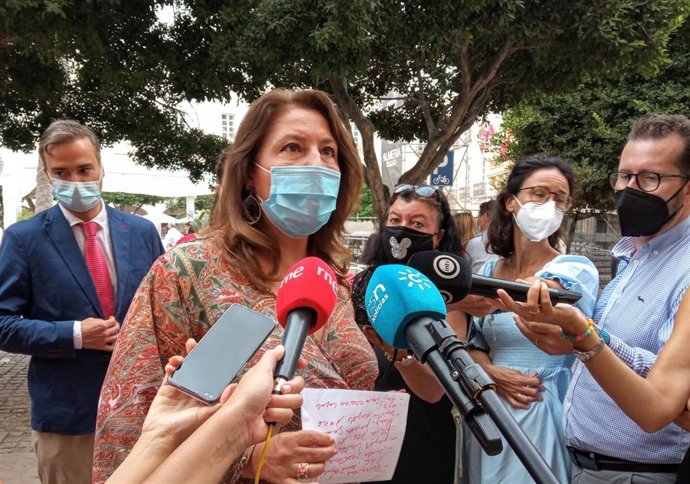 Archivo - La consejera de Agricultura, Ganadería, Pesca y Desarrollo Sostenible, Carmen Crespo, atiende a los medios en Almería en una imagen de archivo