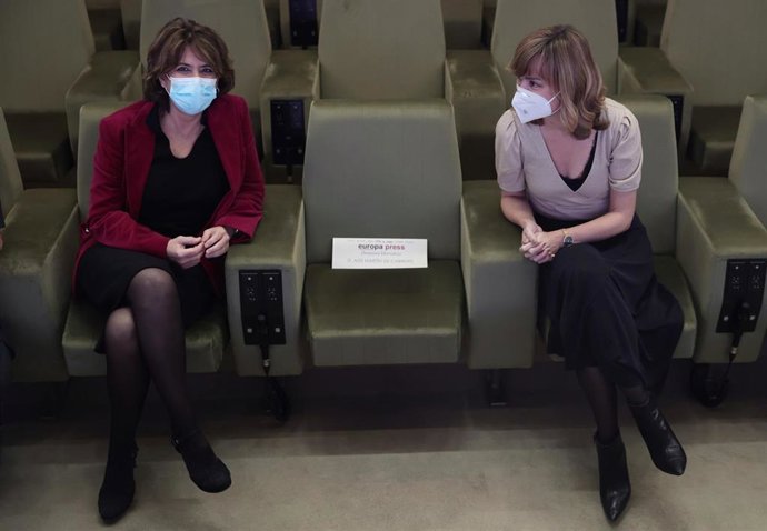 La Fiscal General del Estado, Dolores Delgado (i), conversa con la ministra de Educación y Formación Profesional, Pilar Alegría, en un desayuno Informativo de Europa Press, en el Auditorio El Beatriz Madrid, a 20 de diciembre de 2021, en Madrid, (España