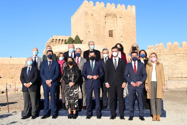 Foto de familia previa a la reunión del Consejo de Gobierno de la Junta de Andalucía en la Alcazaba de Almería