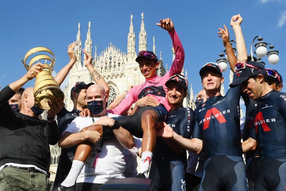 Archivo - Egan Bernal celebrando con los compañeros del INEOS su triunfo en el Giro de Italia 2021