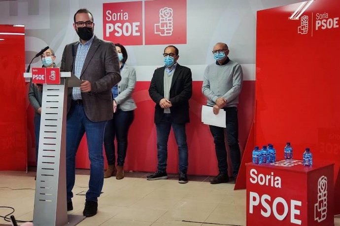 El cabeza de lista a las Cortes del PSOE por Soria, Ángel Hernández, junto al resto de candidatos.