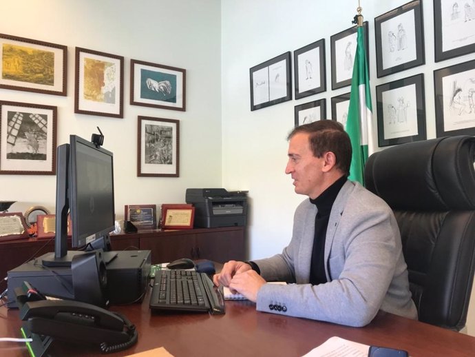 Archivo - El delegado territorial de Educación y Deporte de la Junta en Almería, Antonio Jiménez Rosales