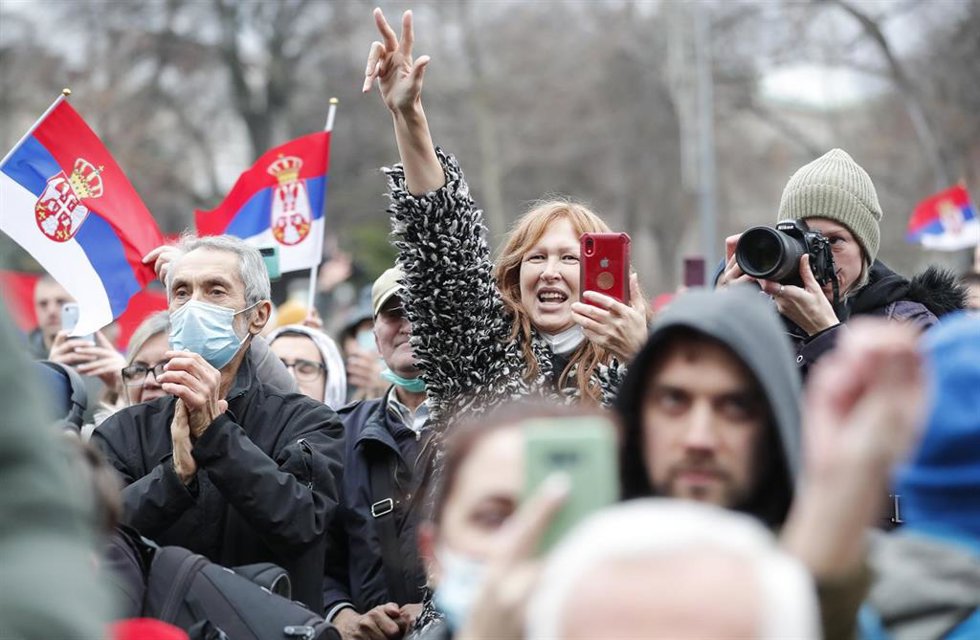 Gente con banderas de Serbia