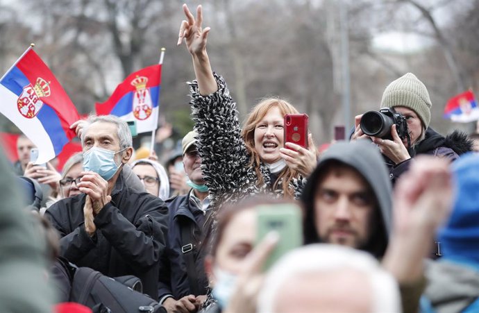Gente con banderas de Serbia