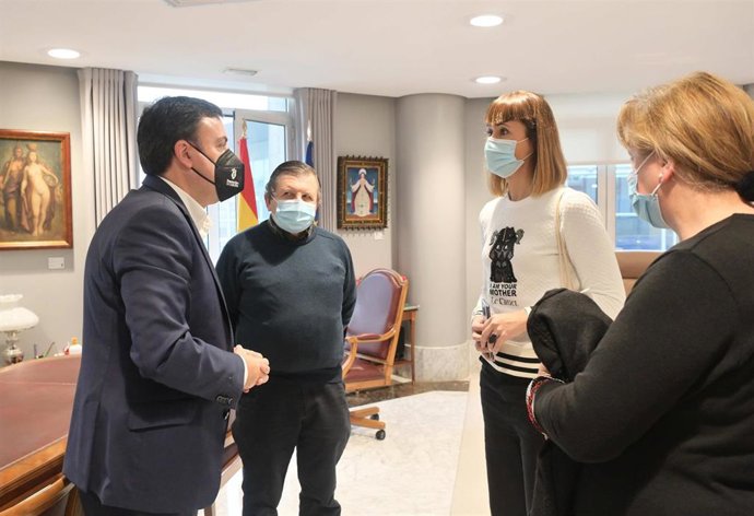 El presidente de la Diputación de A Coruña, Valentín González Formoso, con responsables de un proyecto sobre la abeja negra